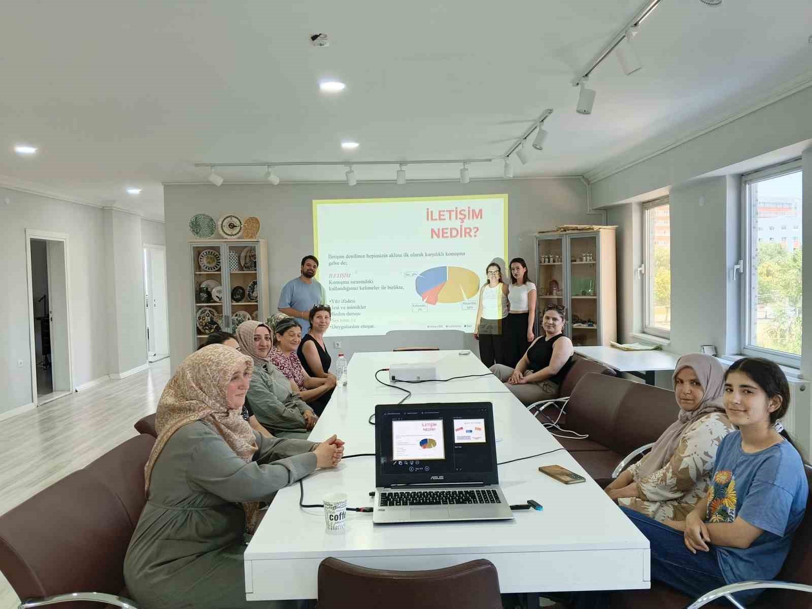 Eskişehir’de kursiyer kadınlara "Aile İçi İletişim ve Dijital Bağımlılık" eğitimi gerçekleştirildi

