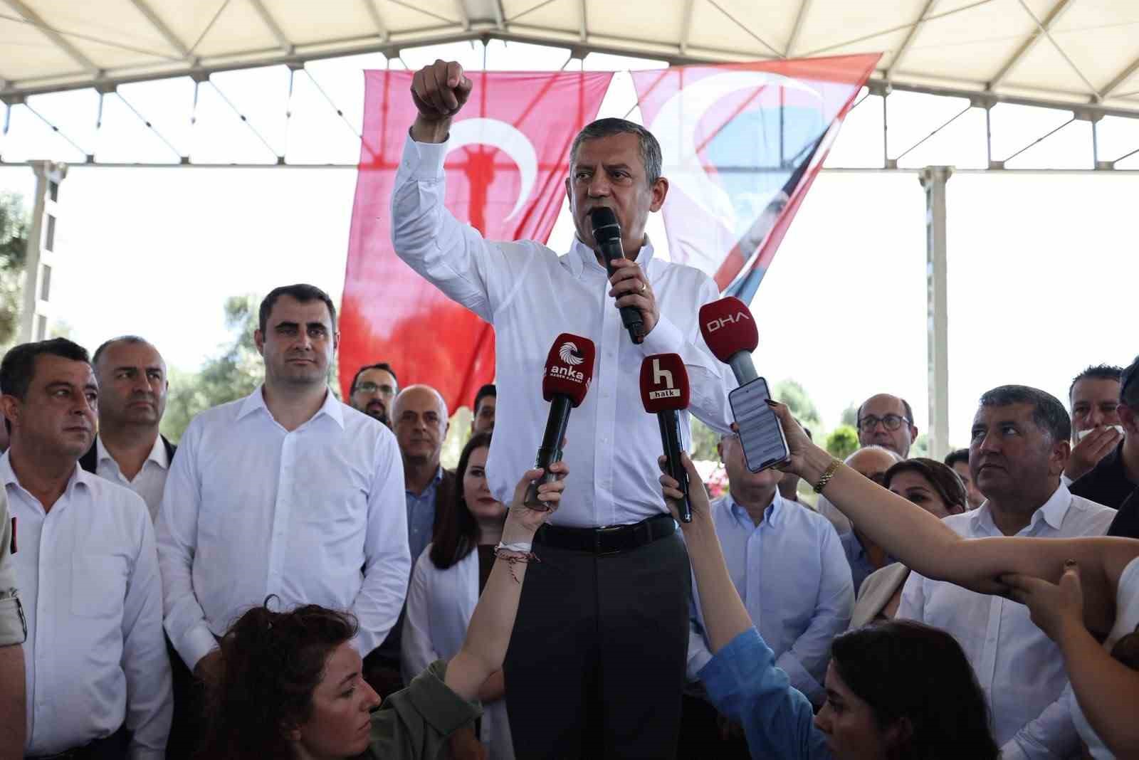 Özgür Özel Bayındır’da üreticilerle buluştu
