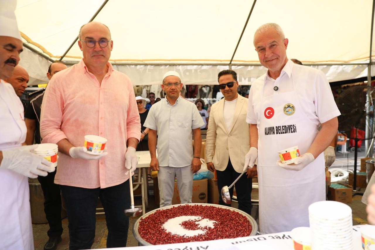 Başkan Özçelik kazanın başına geçip vatandaşlara aşure ikram etti
