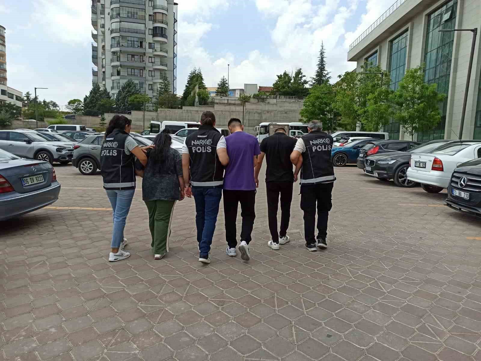 Sokak satıcılarına büyük darbe: Binlerce uyuşturucu hap ele geçirildi
