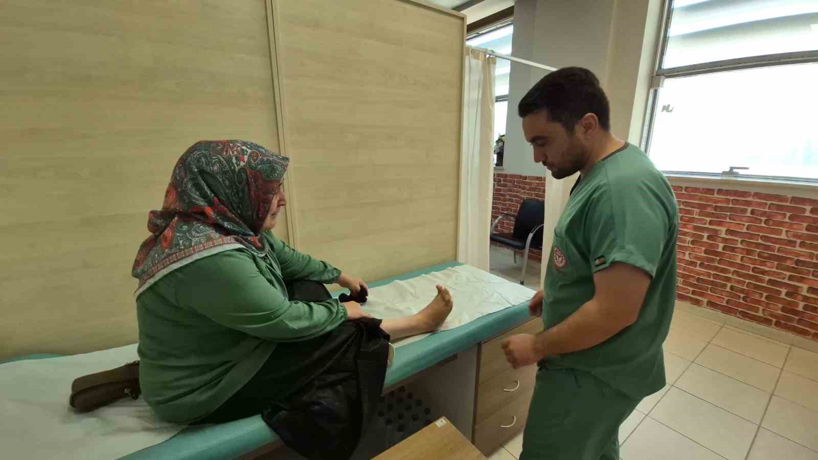 İlk ayakkabısını 51 yaşında giyebildi
