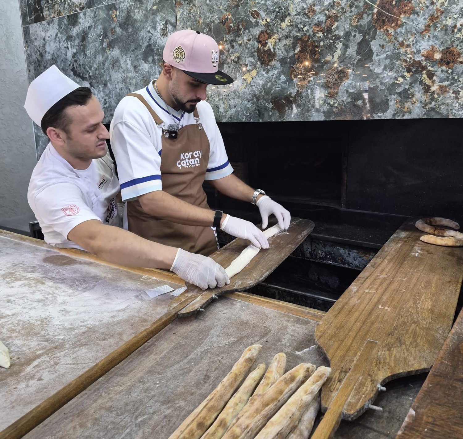 Sefo, Bafra’da tezgâh başına geçip kendi pidesini yaptı

