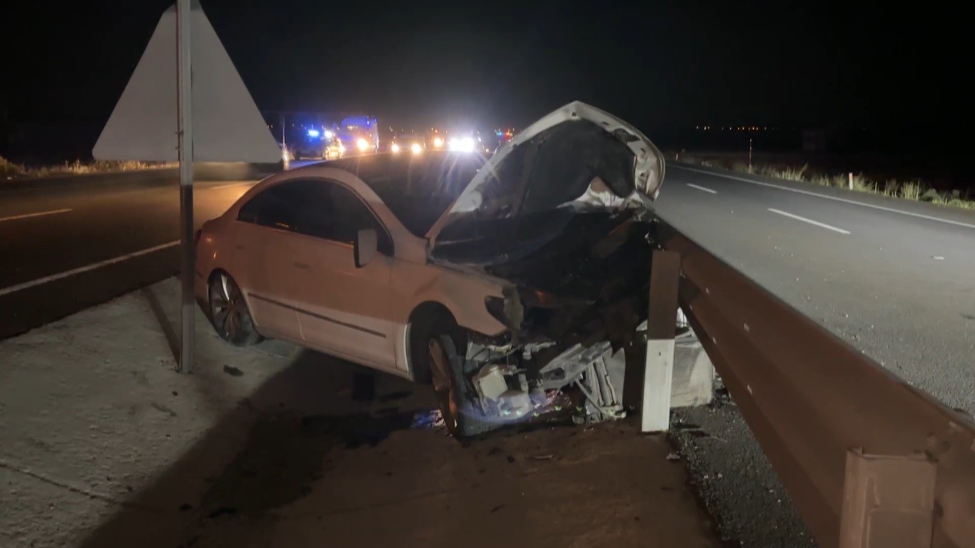 Aşırı süratle 2 aracı hurdaya çeviren sürücü, otostop çekip kaçtı
