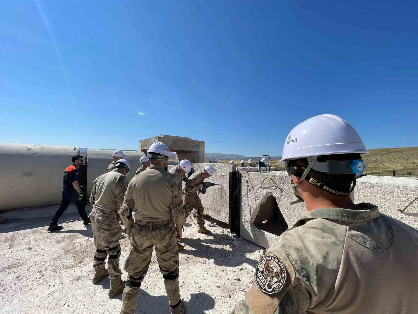 Bayburt’ta jandarma personeline enkazda arama kurtarma eğitimi
