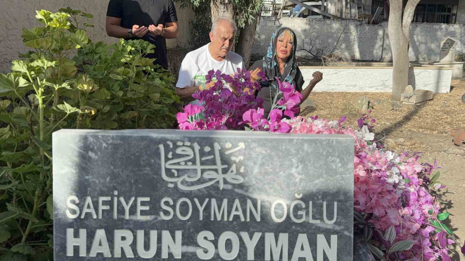 Safiye Soyman oğlunun mezarı başında gözyaşlarına boğuldu
