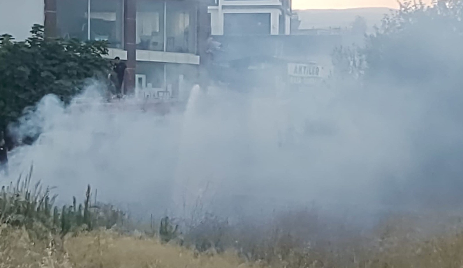 Boş arazide çıkan yangın bahçeye sıçramadan söndürüldü
