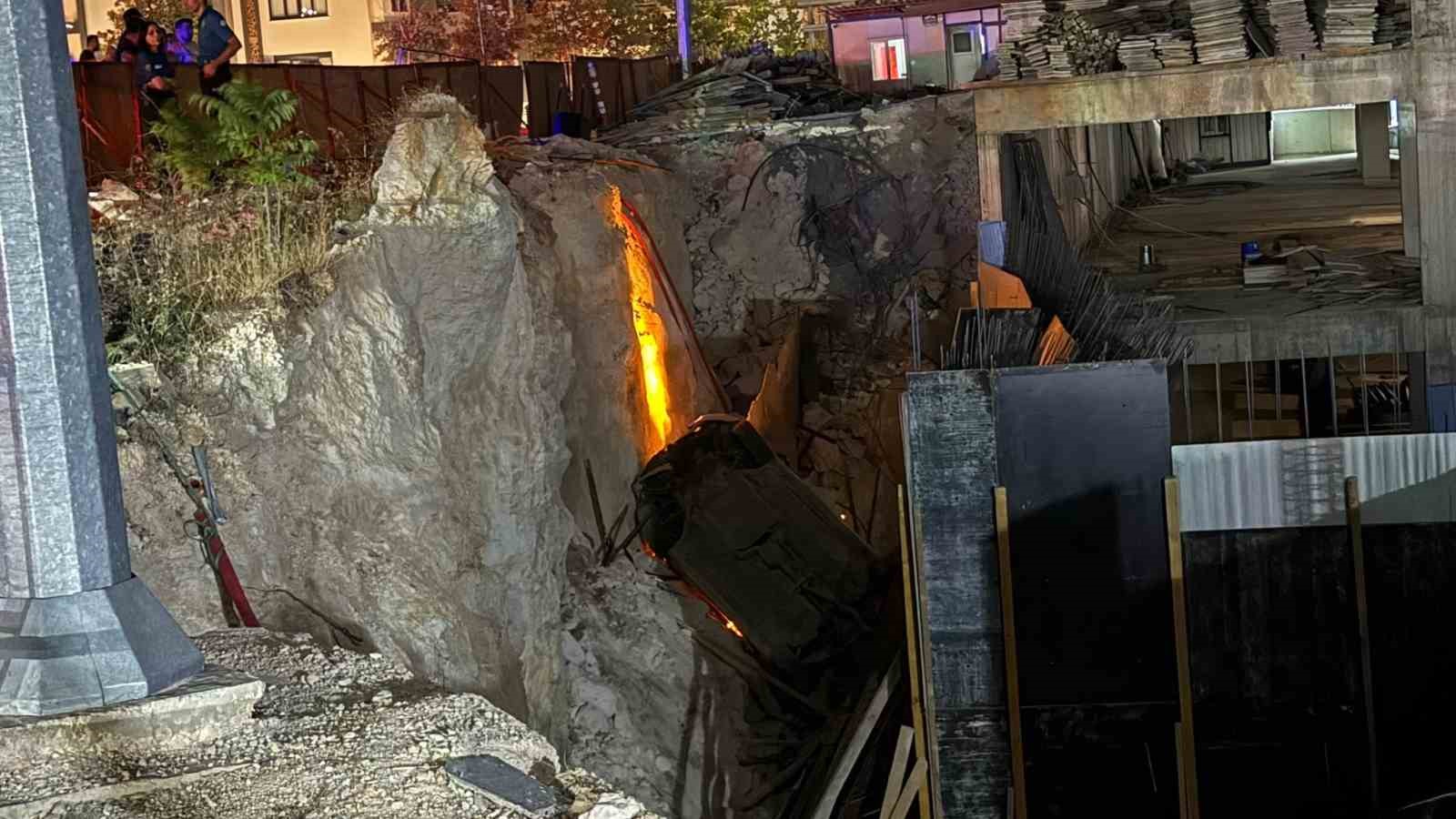 Gaziantep’te kaza sonrası savrulan araç inşaat çukuruna uçtu: 2’si ağır 3 yaralı
