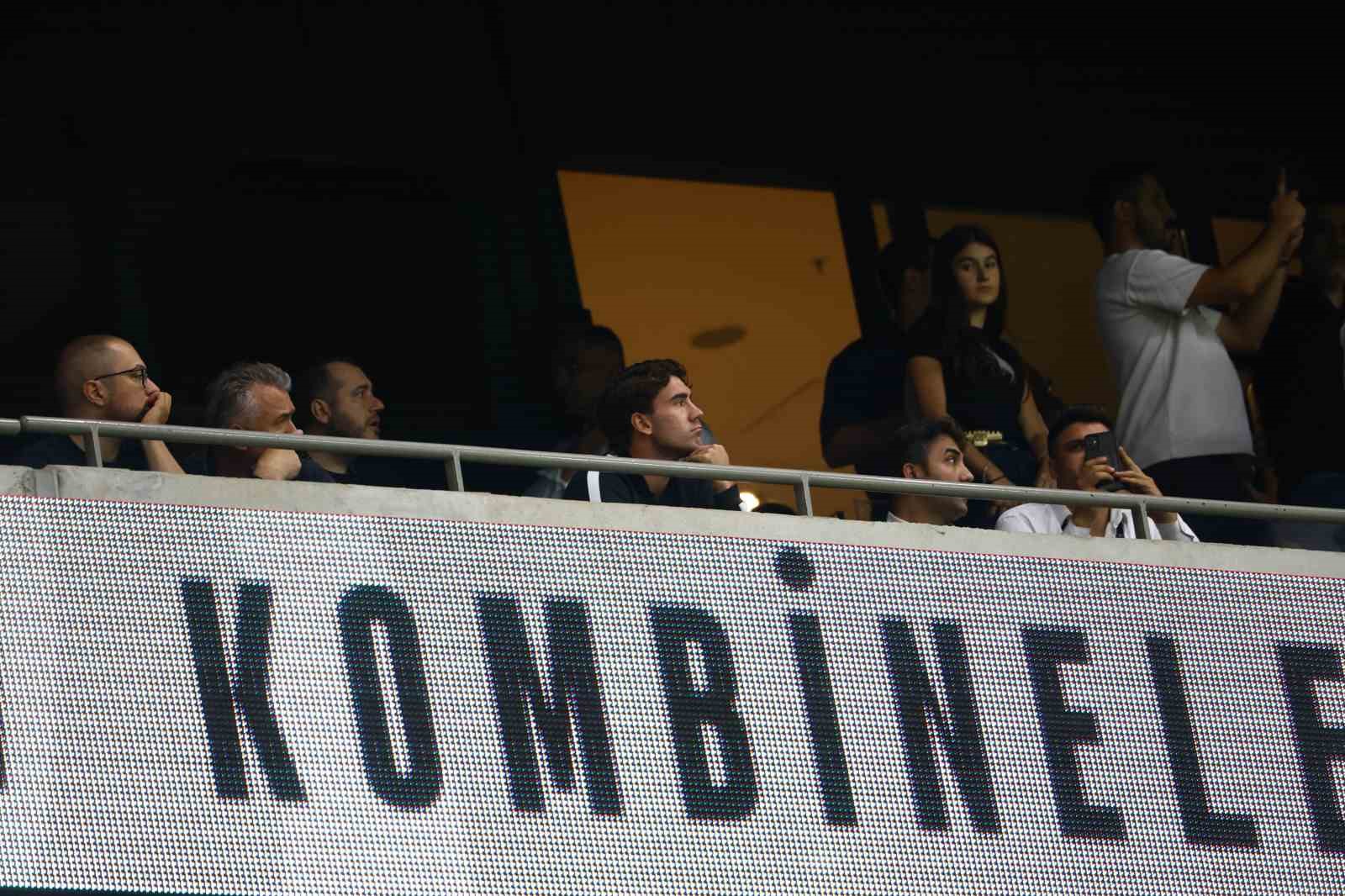 Dusan Vlahovic maçı tribünden takip etti
