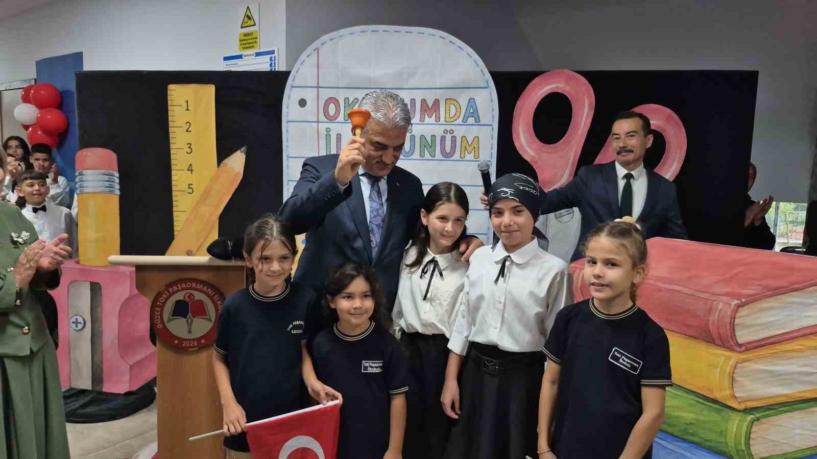 Düzce’de ilk ders zilini Vali Makas çaldı
