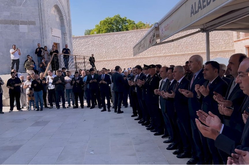 TBMM Başkanı Kurtulmuş, Sultanlar Türbesi Saygı Nöbeti değişimi izledi
