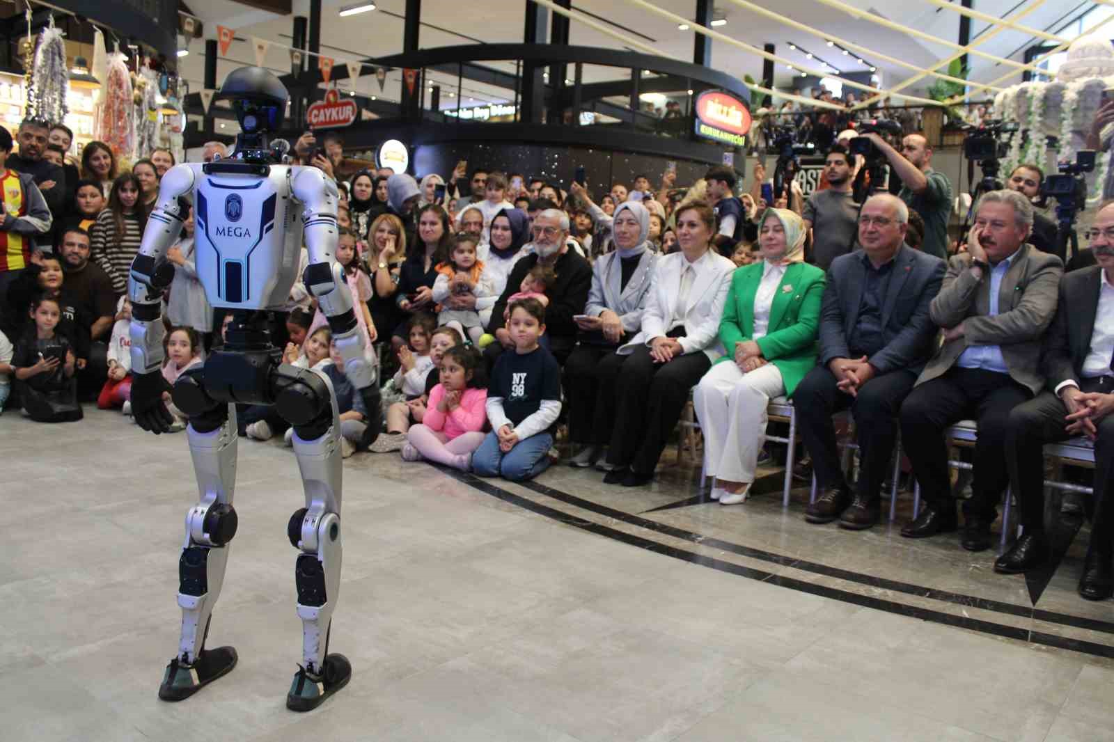 İnsansı robot Mega’ya Kayserililerden yoğun ilgi
