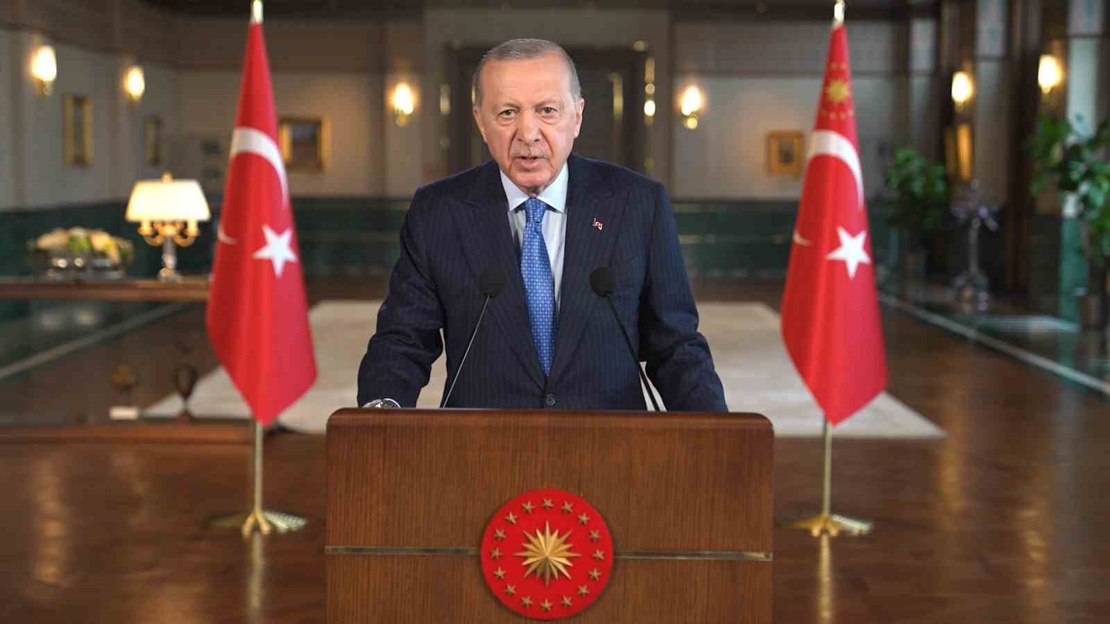 Cumhurbaşkanı Erdoğan: "Gurbeti, ikinci vatan eyleyen kardeşlerimiz için yüksek bir şuurla çalışan tüm sivil toplum kuruluşlarımıza şükranlarımı iletiyorum"
