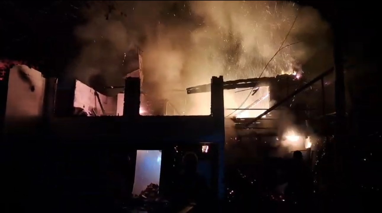 Ev alevlere teslim oldu, hayvanlar son anda kurtarıldı
