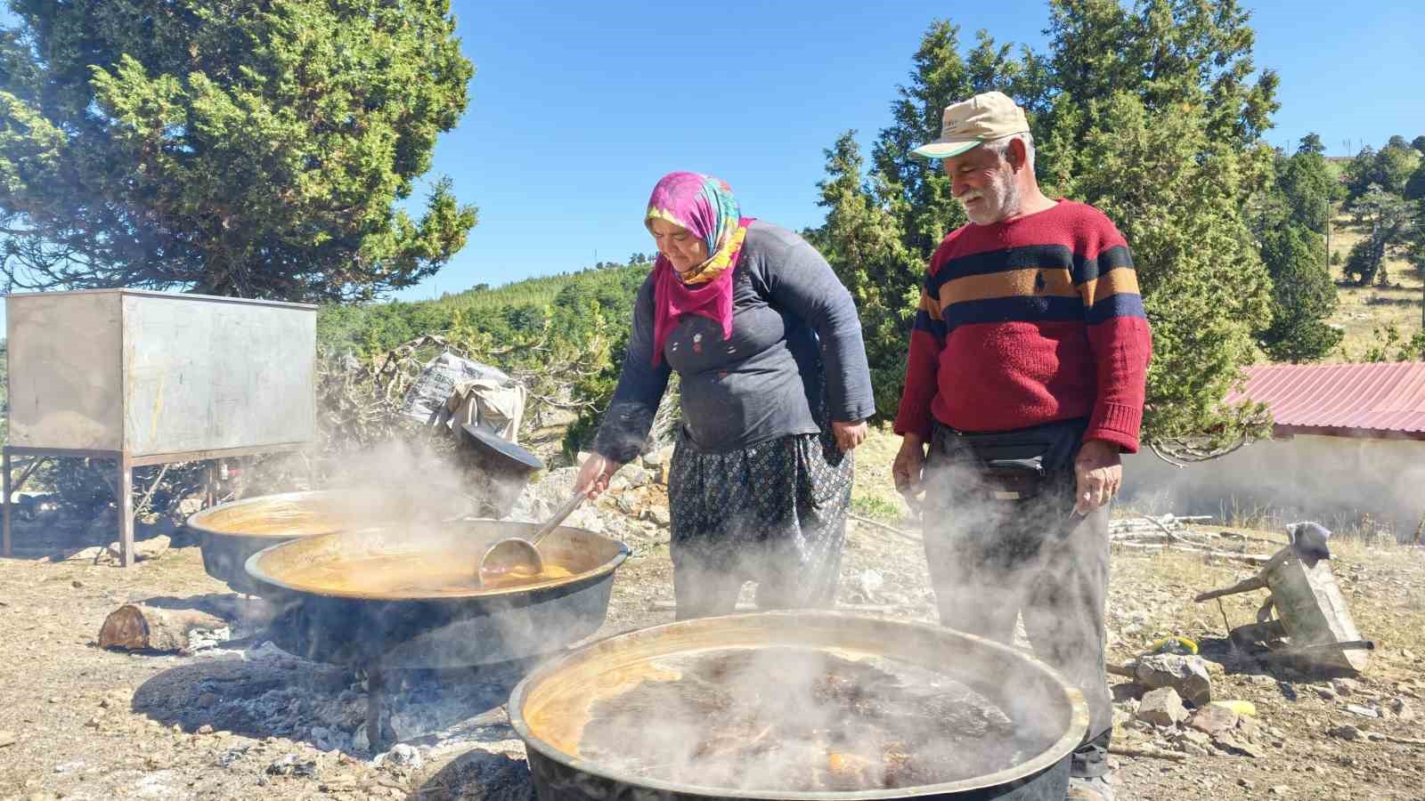 Sahilden yaylaya uzanan doğal yaşam ve Toroslar’da harnup pekmezi mesaisi
