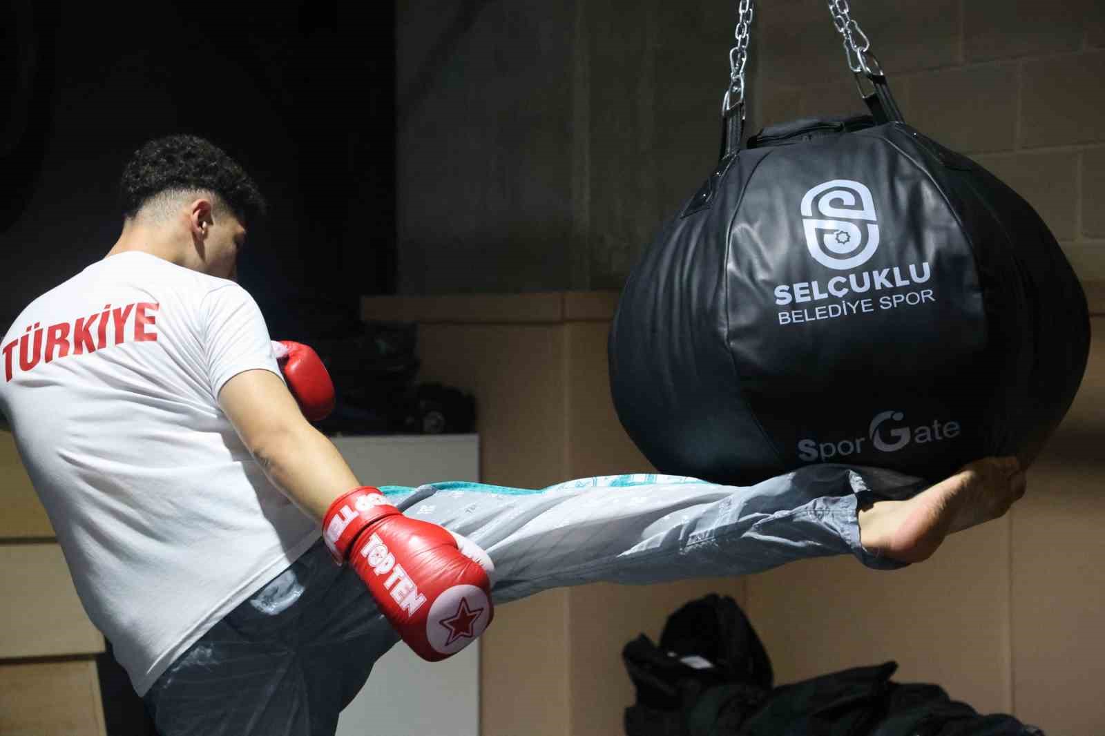 Kilo vermek için başladığı kick boksta dünya şampiyonu oldu
