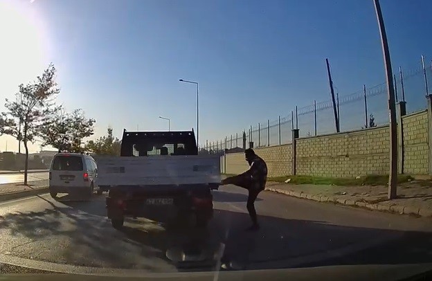 Tartıştığı sürücünün kamyonetine attığı tekme 180 bin liraya maloldu
