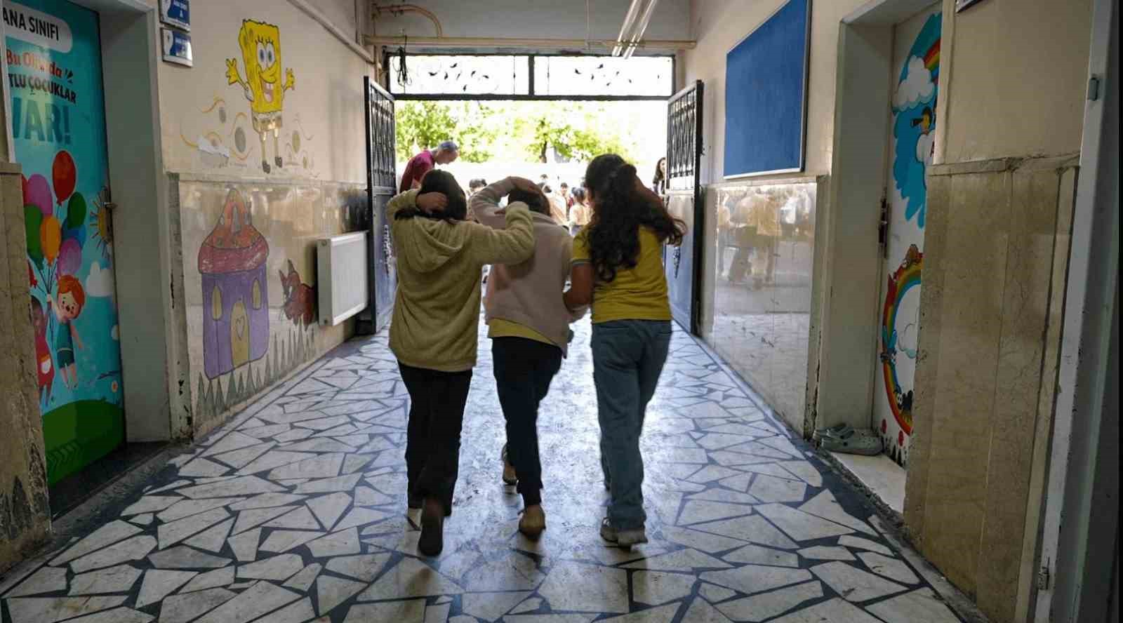 Öğrenci ve öğretmenlere afet farkındalığı eğitimi verildi
