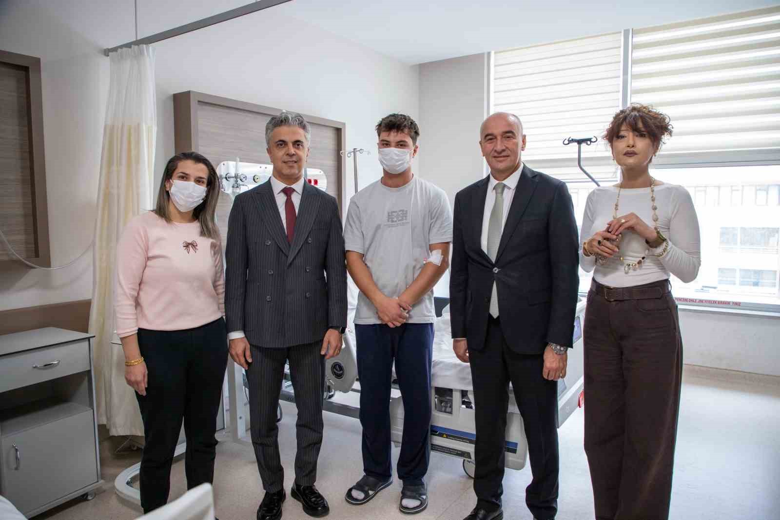 EBYÜ Rektörü Kuyrukluyıldız’dan tedavi gören öğrencilere ziyaret
