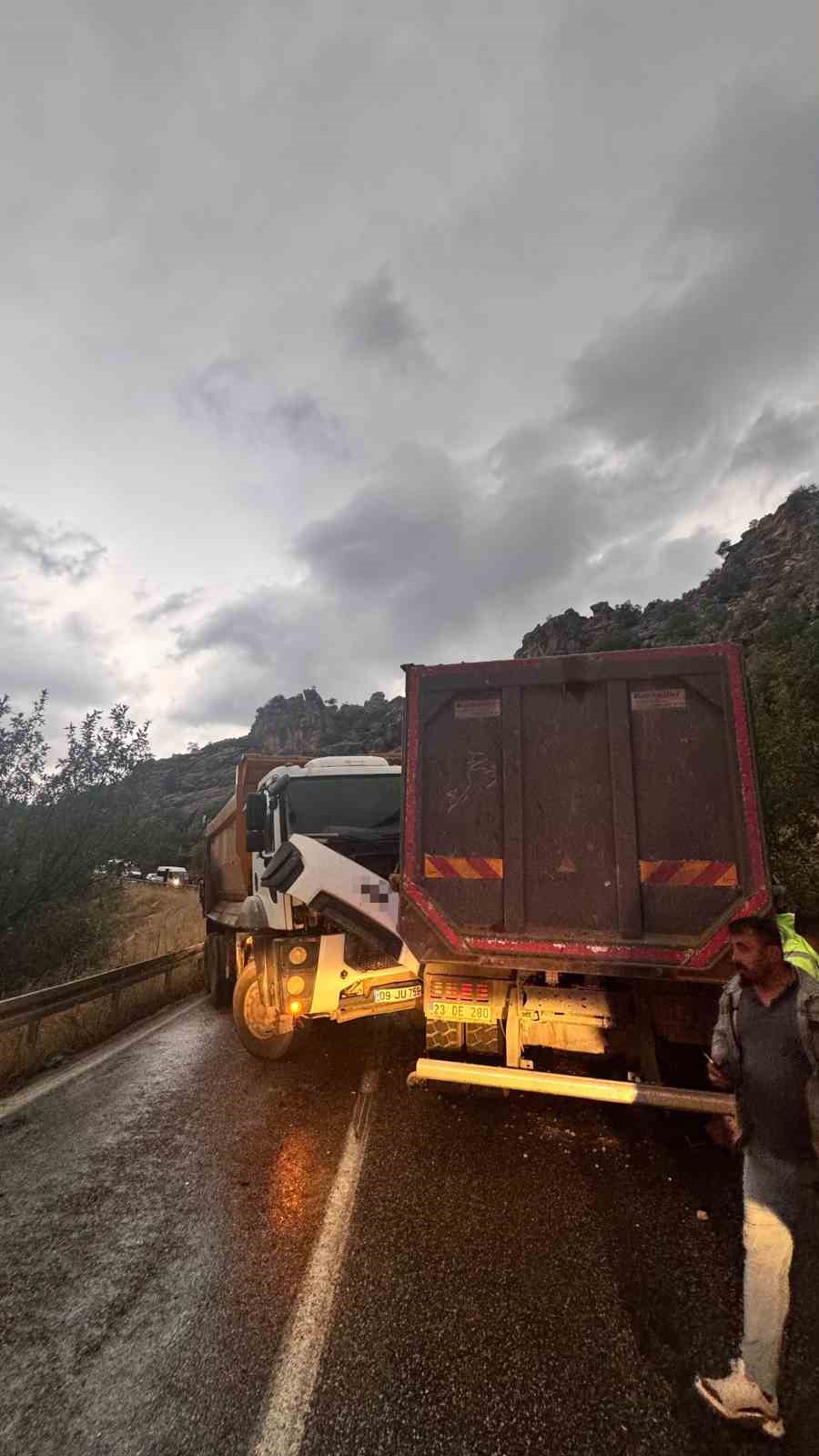 Adıyaman’da iki kamyon çarpıştı: 2 yaralı

