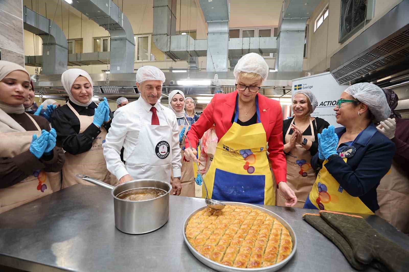 İsveç Büyükelçisi, Şahinbey Belediyesi aşevinde baklava açtı
