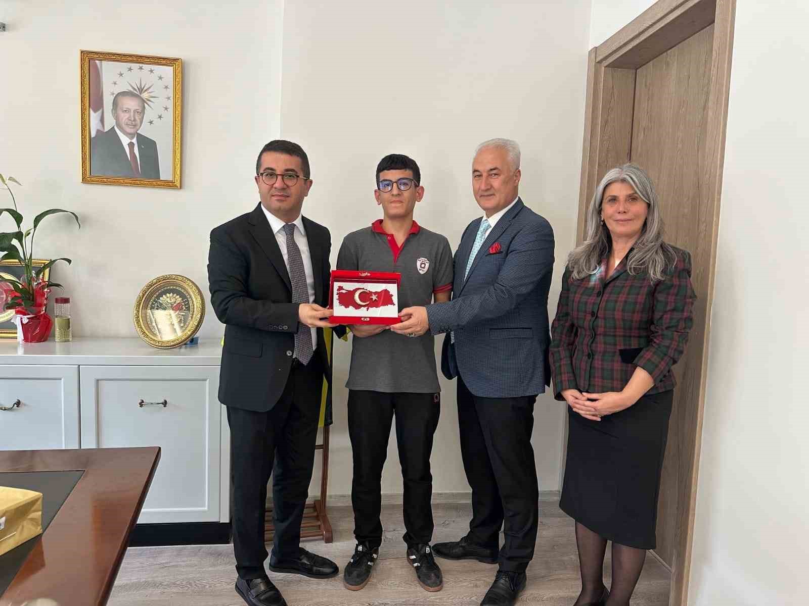 Yere düşen Türk bayrağını öpüp başına koyan liseli öğrenciye makamda kabul
