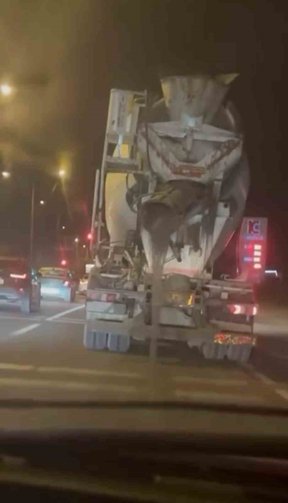 Yola harç dökerek ilerleyen beton mikseri kamerada
