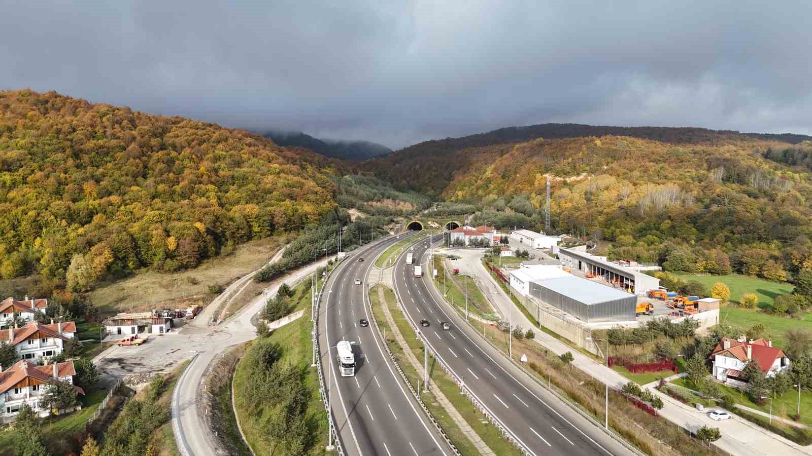 Bolu Dağı Tüneli geçişinde sonbahar güzelliği yaşanıyor
