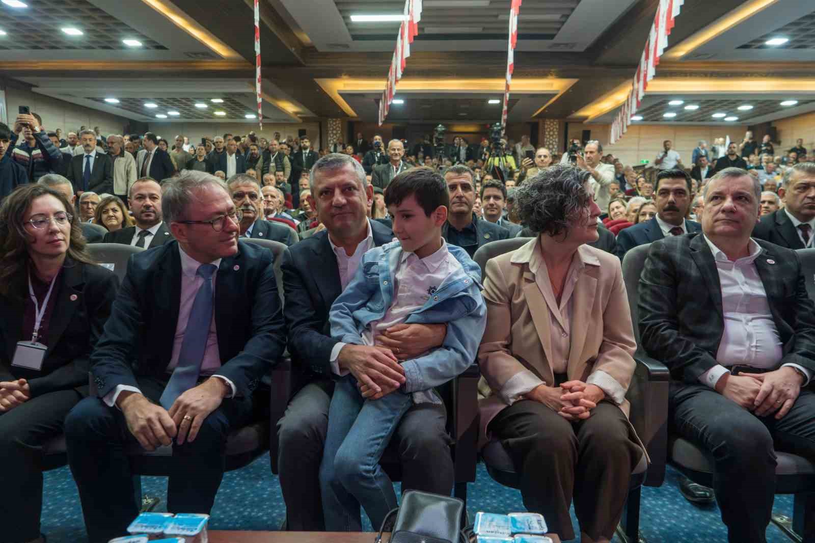 Özgür Özel’den Besim Dutlulu’nun ’parti değiştireceği’ iddialarına sert tepki
