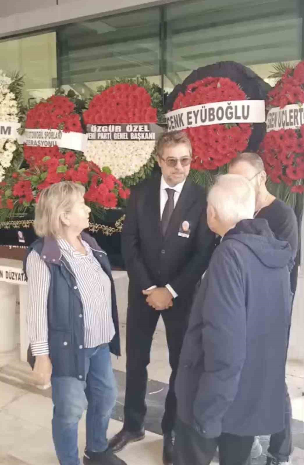 Oyuncu Engin Altan Düzyatan’ın babası İzmir’de son yolculuğuna uğurlandı
