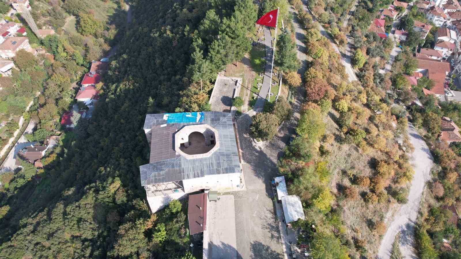 9 asırlık Yağıbasan Medresesi’nin hasarlı çatısında brandalı önlem alındı
